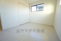 明るい洋室です。ナチュラル色のフローリングで開放的な優しい雰囲気になっています＾＾ベッドや机、ＴＶを置いてもゆとりのある広さです。