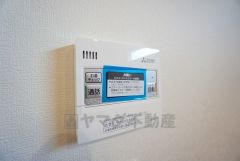 給湯器リモコンはキッチン横からボタンひとつで操作が楽々。通話ボタン付きでお子様とも会話ができて安心です。