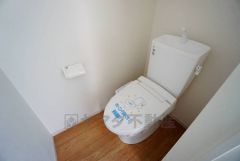 温水洗浄機付トイレです。節水機能もあるので、安心して使えますね。もちろん、1階2階の2ヶ所にトイレがあるので、忙しい朝にもゆとりができますね。