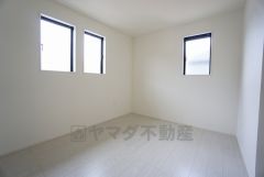 2面採光を確保した明るい室内は、風通しも良く、大変居心地の良い空間となっております。爽やかな風を感じて起きる朝は、快適生活の始まりに。