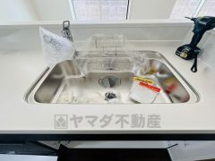 広々とした凸型シンクに洗剤ポケットを標準装備。大きなお鍋など洗いやすいです。洗剤や石鹸、スポンジもすっきりできる収納付き。