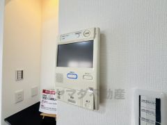 防犯性もばっちり、TVモニター付きインターフォン完備。大きなモニターで玄関先を確認できます。録画機能が付いているので不在時の訪問者も確認できて安心です^^