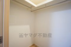 収納力豊富なウォークインクローゼット付き。洋服や小物などを1箇所にまとめて美しい収納を実現します。