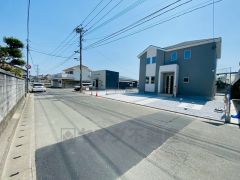 前面道路は広々6.9ｍと駐車がスムーズにできます＾＾ カースペースは停めやすい並列駐車4台付きで来客時も困りません＾＾