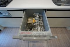 家事の時間が短縮できる食器洗浄乾燥機付。後片付けもラクラクです。