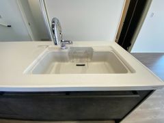 色も形もキレイなシンクは、広さも確保しているので、大きめの鍋も簡単に洗えます。