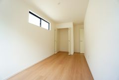 木目調のシンプルデザインで落ち着きと安らぎの空間に仕上げています。各部屋に収納が完備されているので、お荷物が多くなっても安心の設計です。