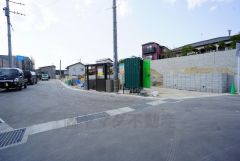 前面道路は6ｍと駐車がスムーズにできます＾＾ 居住者のみの通行で交通量が少なく小さなお子様がいるご家庭も安心です＾＾