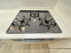 3口全てに温度センサーが付き、片面焼きグリルも搭載して安全で機能的なガスコンロです。
