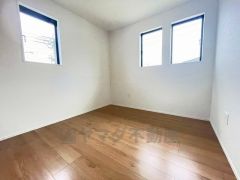 明るい洋室です。ナチュラル色のフローリングで開放的な優しい雰囲気になっています＾＾ベッドや机、ＴＶを置いてもゆとりのある広さです。