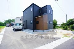 前面道路は居住者のみの通行で交通量が少なく小さなお子様がいるご家庭も安心です＾＾ 大型車両の交通も無く静かで快適な生活を送れます＾＾