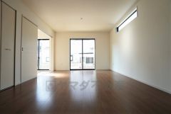 同仕様写真。大きな窓のあるリビングは、陽光あふれる明るい空間です。居心地良く、ご家族皆がゆったり寛げる憩いの空間となりそうです。