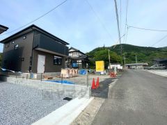 前面道路は公道南側約6.2ｍ。