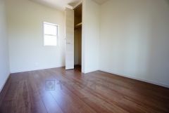 同仕様写真。明るい洋室です。ナチュラル色のフローリングで開放的な優しい雰囲気になっています＾＾ベッドや机、ＴＶを置いてもゆとりのある広さです。