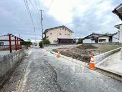 前面道路は私道東側約3.27ｍ。 車通りが少ないため小さなお子様がいるご家庭でも安心です＾＾