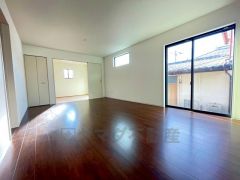 同仕様写真。大きな窓のあるリビングは、陽光あふれる明るい空間です。居心地良く、ご家族皆がゆったり寛げる憩いの空間となりそうです。