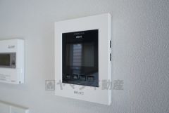 防犯性もばっちり、TVモニター付きインターフォン完備。大きなモニターで玄関先を確認できます。録画機能が付いているので不在時の訪問者も確認できて安心です^^