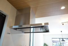 調理により発生する油煙や臭いを吸い込み、屋外へ排気してくれます。