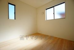 同仕様写真。2面採光を確保した明るい室内は、風通しも良く、大変居心地の良い空間となっております。日当たりがよく、子供部屋としての利用もおすすめ。