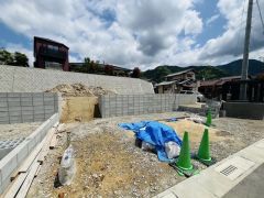 カースペースは停めやすい並列駐車2台付き。ご夫婦で1台ずつ所有できます＾＾ 前面道路は6ｍと駐車がスムーズにできます＾＾