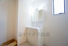 三面鏡つき洗面台。鏡裏にたっぷりとした収納スペースがあります。鏡を閉めてしまえば小物は見えないため、スッキリとした印象の洗面台にできます。