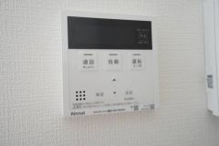 給湯器リモコンはキッチン横からボタンひとつで操作が楽々。通話ボタン付きでお子様とも会話ができて安心です。