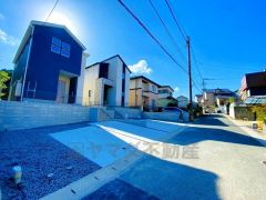 前面道路は北西側約4.5ｍ。車通りが少ないため、小さなお子様がいるご家庭でも安心です＾＾スーパー・コンビニ・ドラッグストアまで徒歩15分圏内＾＾