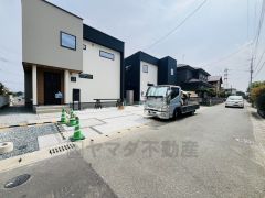 前面道路は4.2ｍ。車の交通量が少ないため小さなお子様がいるご家庭でも安心です＾＾