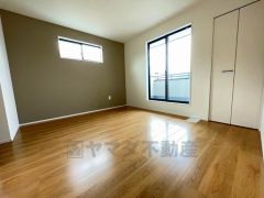 住む人のこだわりを活かす洋室＾＾日当たりがよく、寝室としての利用もおすすめ。広めのクローゼットもあり荷物もすっきり片付けれ、ゆとりのある暮らしが出来ます＾＾