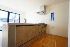 対面式カウンターキッチンでお子様の様子が見守れます。カウンタートップは耐熱性に優れており、日ごろのお掃除もふき取るだけでＯＫ。ステンレスシンクも簡単にお掃除できますよ。