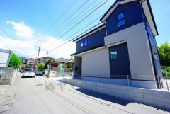 前面道路は交通量が少なく小さなお子様がいるご家庭も安心です＾＾ カースペースは停めやすい並列駐車4台付き。