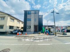 ブラック・ベージュを基調としたシンプルで飽きの来ない外観です。流行に左右されないベーシックなカラーリングは、永住にふさわしい佇まいです。