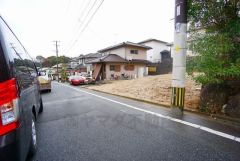 広々した前面道路は、交通量も少なく小さなお子様も安心。