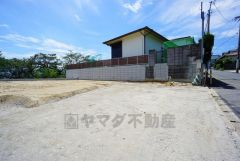 カースペースは停めやすい並列駐車2台付きです。