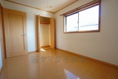 木目調のシンプルデザインで落ち着きと安らぎの空間に仕上げています。各部屋に収納が完備されているので、お荷物が多くなっても安心の設計です。