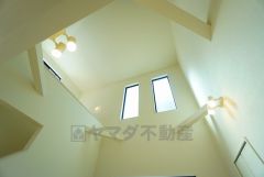 風通し陽当たりを良くしてくれる吹き抜。リビング上部と2Fが繋がっているためおしゃれで開放感があります＾＾