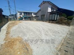 カースペースは停めやすい並列駐車3台付き。大型バイクや自転車も置ける広さです＾＾ 急な来客時も安心です＾＾