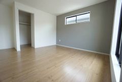 住む人のこだわりを活かす洋室＾＾日当たりがよく、寝室としての利用もおすすめ。広めのクローゼットもあり荷物もすっきり片付けれ、ゆとりのある暮らしが出来ます＾＾
