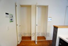 キッチン横パントリー収納。食器やキッチン用品、食料品の保存に便利です＾＾高さのある物もスッキリ収納できます＾＾