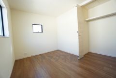 全居室にはたっぷり収納できる大型クローゼットを設置しています。窓には断熱性・保温性にすぐれ、省エネ効果のあるペアガラスを採用。冬には結露を防止します＾＾
