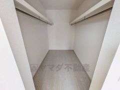 ハンガーパイプ付で散らかりがちな洋服類もきれいに整理できます。使用頻度が少ないものは枕棚の上に、足元には3段ボックスを置いて、フル活用できるクローゼットです＾＾