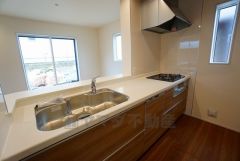 対面式カウンターキッチンでお子様の様子が見守れます。カウンタートップは耐熱性に優れており、日ごろのお掃除もふき取るだけでＯＫ。