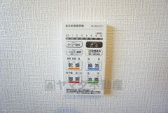 浴室暖房乾燥機には、暖房、乾燥、涼風、換気の4つの機能が付いています。タイマー付きです。