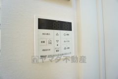 給湯器リモコンはキッチン横からボタンひとつで操作が楽々。通話ボタン付きでお子様とも会話ができて安心です。