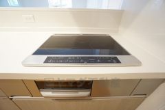 お手入れのしやすいIHクッキングヒーターです。 3口コンロなので、効率よくお料理が楽しめます。毎日のお料理も楽しくなりますね＾＾