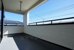 同仕様写真。お洗濯物を干すスペースとしても十分な広さがあります。  お天気の良い日はお洗濯物がよく乾きそうな日当たり良好のバルコニー＾＾