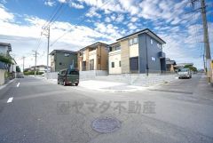 前面道路は西側約4.6ｍ、南側約6.7ｍ。 交通量が少なく小さなお子様がいるご家庭でも安心です＾＾