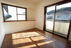 明るい洋室です。ナチュラル色のフローリングで開放的な優しい雰囲気になっています＾＾ベッドや机、ＴＶを置いてもゆとりのある広さです。