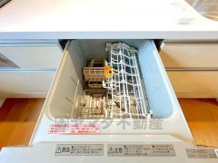 家事の時間が短縮できるフルオープンで開けやすい食器洗い乾燥機付。食事後に家族とのくつろぎタイムをしっかり取れます。