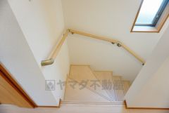 同仕様写真。踏み場の広い、手摺付き階段です。踏み場の広い階段は、高齢の方でも安心できますね^^